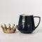 Чашка керамическая 400 мл Queen of Everything с крышкой и ложкой (HPCYM0752BL)