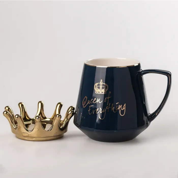 Чашка керамическая 400 мл Queen of Everything с крышкой и ложкой (HPCYM0752BL) - изображение 3