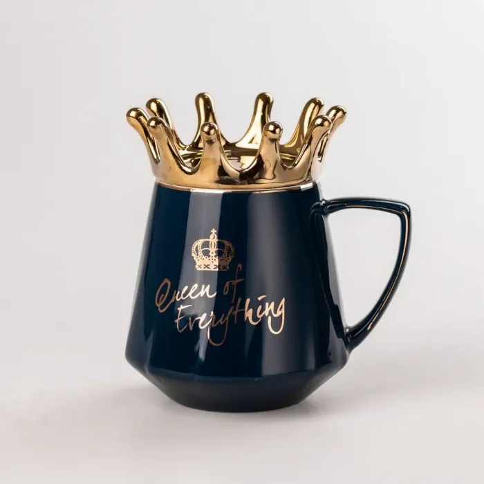 Чашка керамическая 400 мл Queen of Everything с крышкой и ложкой (HPCYM0752BL) - изображение 2