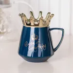 Чашка керамічна 400 мл Queen of Everything з кришкою та ложкою (HPCYM0752BL)