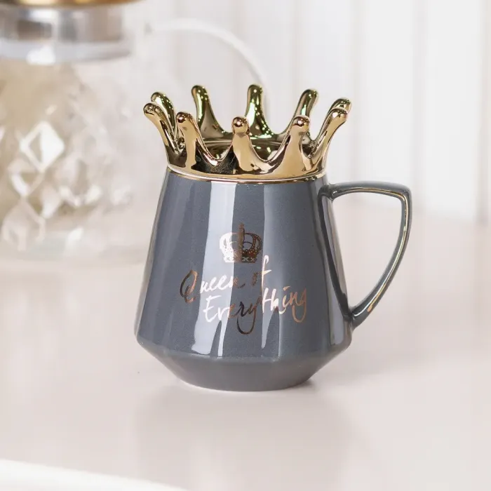 Чашка керамическая 400 мл Queen of Everything с крышкой и ложкой Серый (HPCYM0752G) - изображение 1
