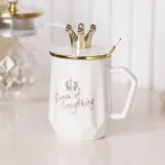 Чашка керамічна 400 мл Queen of Everything з кришкою та ложкою Білий (HPCYM0863W)