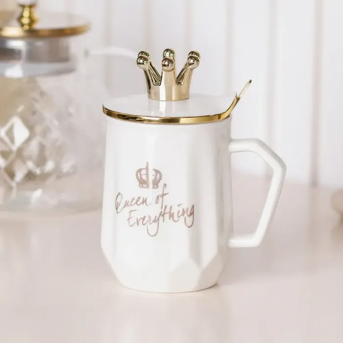 Чашка керамическая 400 мл Queen of Everything с крышкой и ложкой Белый (HPCYM0863W) - изображение 1