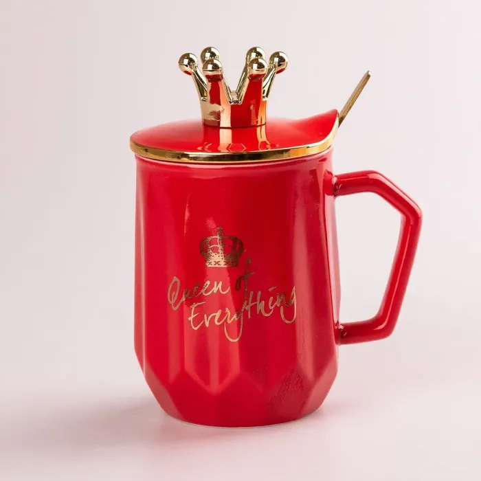 Чашка керамическая 400 мл Queen of Everything с крышкой и ложкой (HPCYM0863R) - изображение 2