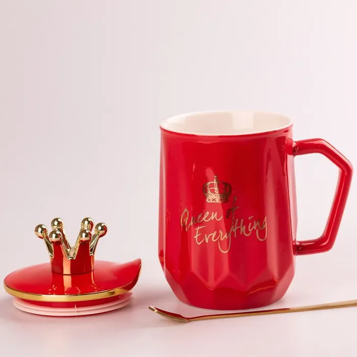 Чашка керамическая 400 мл Queen of Everything с крышкой и ложкой (HPCYM0863R) - изображение 3