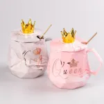 Набір чашок керамічних 400 мл Queen&King з кришкою та ложкою 2 штуки (HPCYYDX1322)