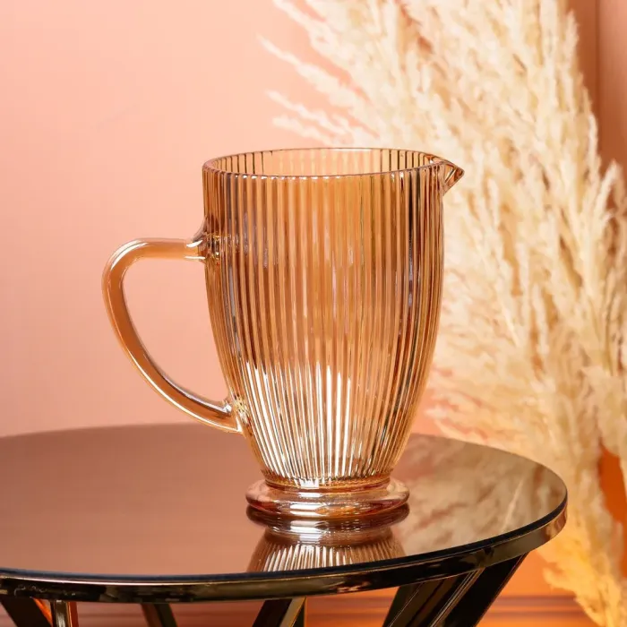 Глек для напоїв 1.2 л фігурний прозорий ребристий із товстого скла Бурштиновий (HP7118A) - зображення 1