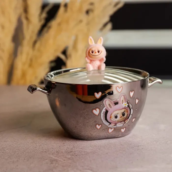 Бульйонниця порцелянова Labubu з кришкою та ручками 800 (мл) Ø15 (см) дитяча тарілка для супу та локшини Сріблястий з рожевим FM-34C (FM-34C) - зображення 2