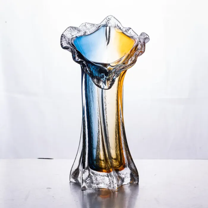Декоративна скляна оригінальна ваза для квітів 24.5 см стильна фігурна ваза 500 мл Жовто-синя (HP-9-5) - зображення 2