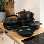Набор кастрюль и сковорода с алюминиевыми крышками с антипригарным черным покрытием.