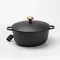 Набор кастрюль и сковорода с алюминиевыми крышками с антипригарным черным покрытием.