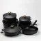 Набор кастрюль и сковорода с алюминиевыми крышками с антипригарным черным покрытием.