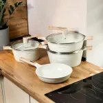 Набор кастрюль с крышками и сковорода с антипригарным покрытием белый. (HP33531W)