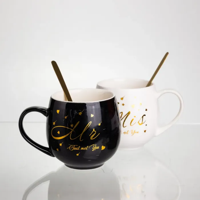 Набір парних порцелянових чашок Mr&Mis 2 (шт) по 350 (мл) чашки на подарунок з ложкою Чорний з білим FM-29 (FM-29) - зображення 3