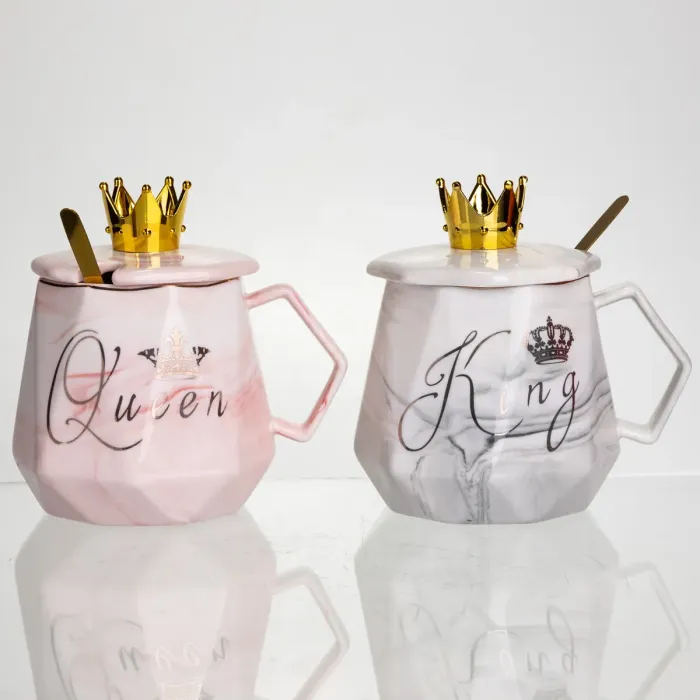 Набір парних порцелянових чашок Queen&King 2 (шт) по 400 (мл) чашки на подарунок із кришкою та ложкою FM-30 (FM-30) - зображення 1