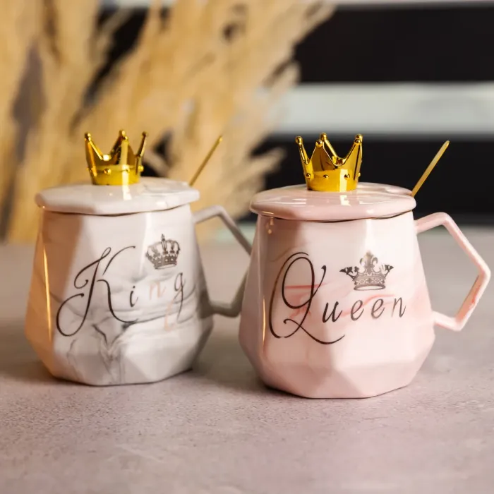 Набір парних порцелянових чашок Queen&King 2 (шт) по 400 (мл) чашки на подарунок із кришкою та ложкою FM-30 (FM-30) - зображення 2