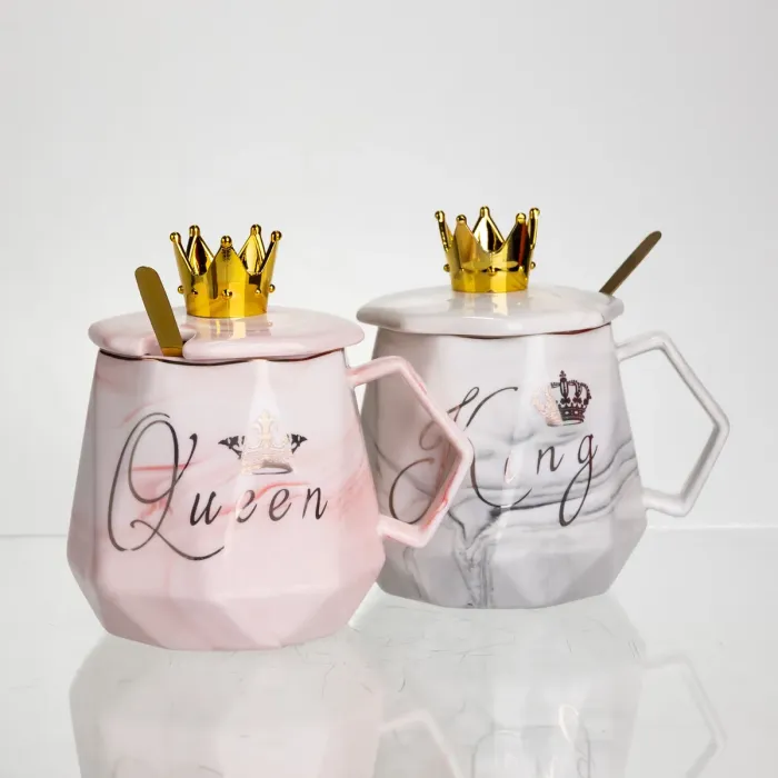 Набір парних порцелянових чашок Queen&King 2 (шт) по 400 (мл) чашки на подарунок із кришкою та ложкою FM-30 (FM-30) - зображення 4