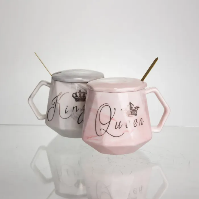 Набір парних порцелянових чашок Queen&King 2 (шт) по 400 (мл) чашки на подарунок із кришкою і ложкою Рожевий з блакитним FM-31 (FM-31) - зображення 3