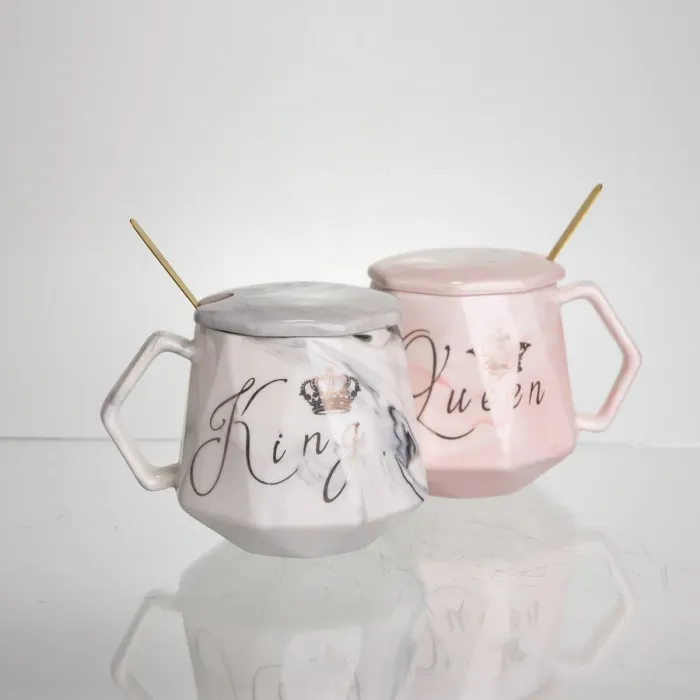 Набір парних порцелянових чашок Queen&King 2 (шт) по 400 (мл) чашки на подарунок із кришкою і ложкою Рожевий з блакитним FM-31 (FM-31) - зображення 4