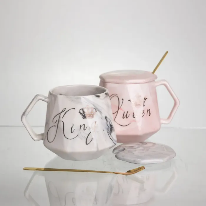 Набір парних порцелянових чашок Queen&King 2 (шт) по 400 (мл) чашки на подарунок із кришкою і ложкою Рожевий з блакитним FM-31 (FM-31) - зображення 5