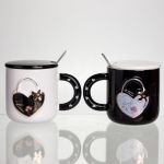 Набір парних порцелянових чашок із серцем 2 (шт) по 400 (мл) чашки на подарунок із кришкою та ложкою Чорний з білим FM-33 (FM-33)