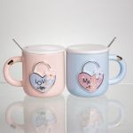 Набір парних порцелянових чашок із серцем 2 (шт) по 400 (мл) чашки на подарунок із кришкою та ложкою Рожевий з блакитним FM-32 (FM-32)