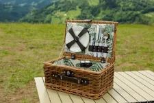 Набір посуду для пікніка на 2 особи в плетеному кошику для відпочинку на природі туристичний 38 х 26 х 18 см (LU010)