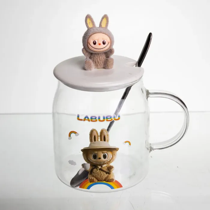 Новорічна велика скляна чашка "Лабубу" з кришкою та ложкою 600 мл, Святкова кружка чашка для дітей на подарунок Коричневий FM-56C (FM-56C) - зображення 2