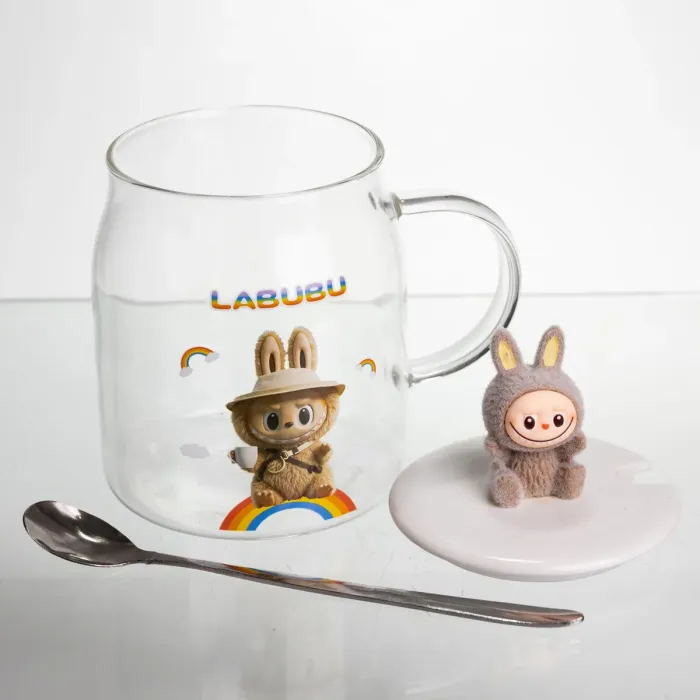 Новорічна велика скляна чашка "Лабубу" з кришкою та ложкою 600 мл, Святкова кружка чашка для дітей на подарунок Коричневий FM-56C (FM-56C) - зображення 3