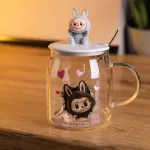 Новорічна велика скляна чашка "Лабубу" з кришкою та ложкою 600 мл, Святкова кружка чашка для дітей на подарунок Сірий FM-56A (FM-56A)