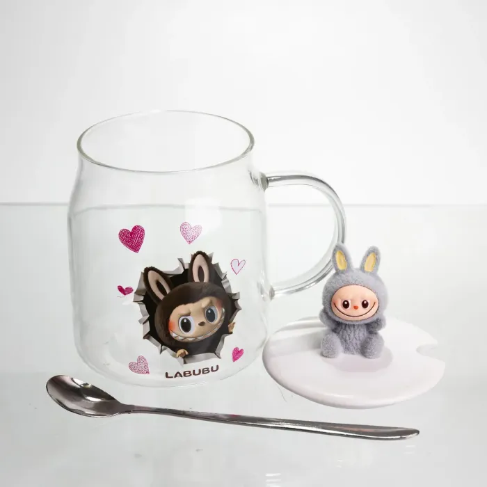 Новорічна велика скляна чашка "Лабубу" з кришкою та ложкою 600 мл, Святкова кружка чашка для дітей на подарунок Сірий FM-56A (FM-56A) - зображення 3