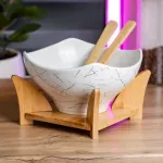 Салатник із дерев'яними ложками 22×22 см тарілка для салату біла на дерев'яній підставці (HP1228)