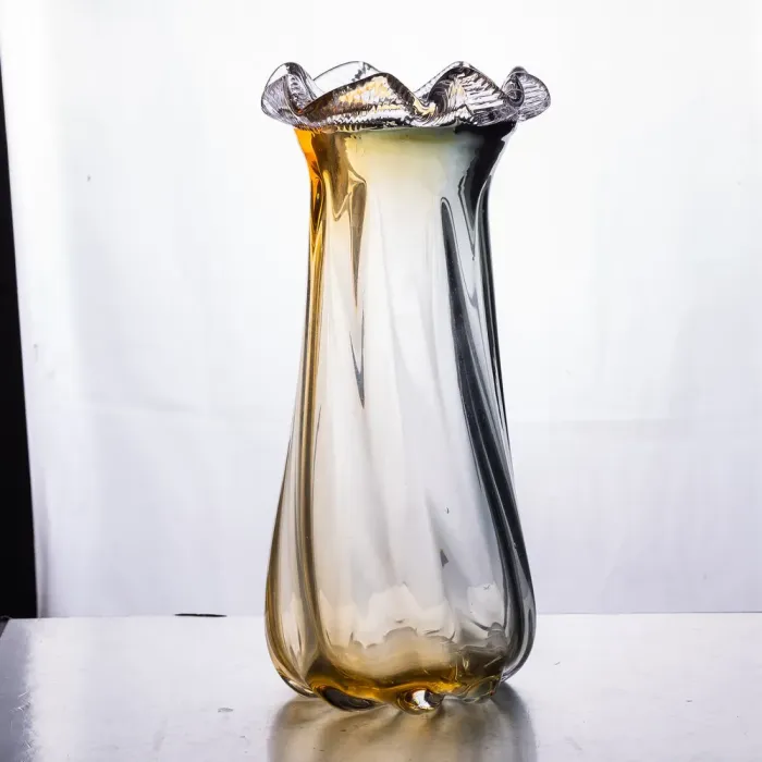 Ваза декоративна 30 см для квітів скляна фігурна ваза з кольорового скла 1.8 л Жовто-сіра (HP-9-10) - зображення 3