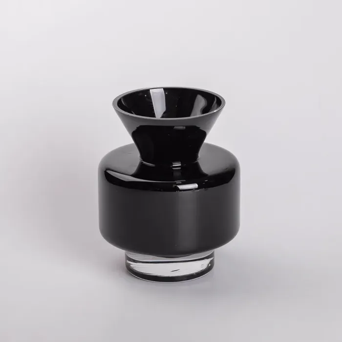 Ваза з кольорового скла для квітів 17.5 см декоративна ваза для декору та інтер'єру 1.5 л Чорна (HP-10-32) - изображение 1