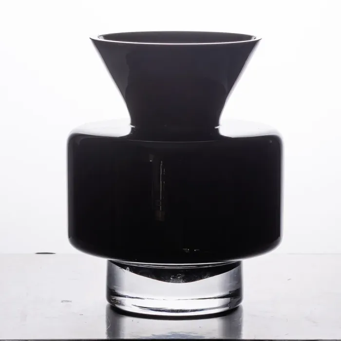 Ваза з кольорового скла для квітів 17.5 см декоративна ваза для декору та інтер'єру 1.5 л Чорна (HP-10-32) - изображение 2